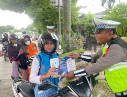 Tekan Angka Kecelakan, Sat Lantas Polres Rembang Bagikan Lieflet Sosialisasi Tertib Berlalu Lintas