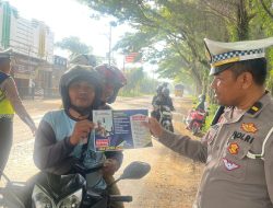 Bagikan Lieflet, Sat Lantas Polres Rembang Sosialisasikan Ops Keselamatan Candi 2024