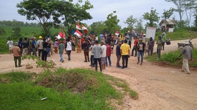 Jajaran Polres Rembang Buka Blokade Jalan Akses Tambang PT. Semen Gresik Rembang Oleh Warga Tegaldowo Gunem