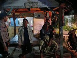 Sambangi Warga Sedang Cangkruk Pos Kamling, Polsek Pancur Cegah Potensi Peepecahan Usai Pilkada Serentak