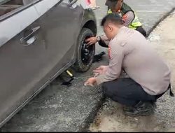 Aksi Kemanusiaan Petugas Pengamanan Exit Tol Prambanan Bantu Pemudik