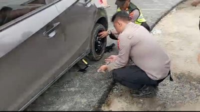 Aksi Kemanusiaan Petugas Pengamanan Exit Tol Prambanan Bantu Pemudik