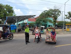 Minimalis Laka Lantas, Anggota Polsek Kragan Bantu Urai Lalu Lintas Di Titik Kemacetan Depan Pasar