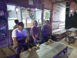 Sempatkan Patroli Dinihari, Blue Light Patrol Polsek Bulu Sambangi Warga Sedang Santai Di Warung Kopi