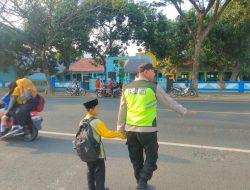 Prioritas, Anggota Polsek Sluke Bantu Sebrangkan Anak-anak Sekolah Antisipasi Laka Lantas Fatal