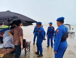 Cuaca Tak Menentu Serta Antisipasi Laka Laut, Sat Polairud Polres Rembang Siaga di Wisata Pantai