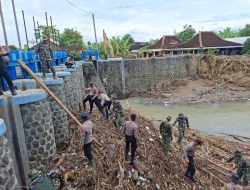 Bersama Lawan Bencana, Polres Sukoharjo Bersihkan Bendungan Bengawan Solo dari Sampah