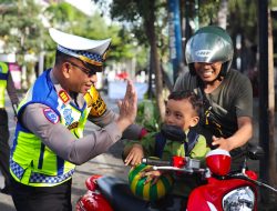 Sosialisasi Ops Keselamatan Candi 2025 Beri Souvenir Berupa Bola, Satlantas Polres Rembang Ajarkan Tertib Lalu Lintas Sejak Dini Pada Anak-anak