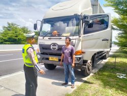 Gelar Operasi Keselamatan Candi 2025, Unit PJR Beri Himbauan Humanis Pada Pengendara yang Berhenti di Bahu Jalan Tol