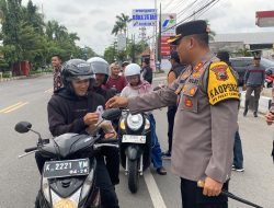 Bagi-bagi Takjil, Kapolres Rembang Bersama PJU Tebarkan Kebahagiaan Di Momen Bulan Ramadhan