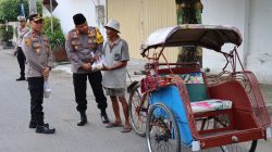 Patroli Ngabuburit Sembari Bagi-bagi Takjil, Kapolres Rembang Sapa Masyarakat