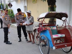 Patroli Ngabuburit Sembari Bagi-bagi Takjil, Kapolres Rembang Sapa Masyarakat