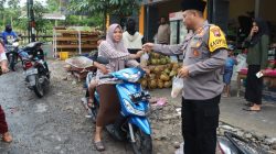 Kepedulian Polres Rembang Saat Bulan Ramadhan, Bagikan Takjil Untuk Warga