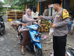 Kepedulian Polres Rembang Saat Bulan Ramadhan, Bagikan Takjil Untuk Warga