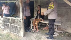 Turun Langsung, Kapolsek Sulang Bersama Bhabinkamtibmas Door to door Salurkan Baksos Presisi Ke Rumah Warga