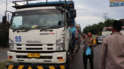 Personil Polres Rembang Borong Dagangan Milik Warga Kemudian Di Bagi-bagikan Menjelang Buka Puasa