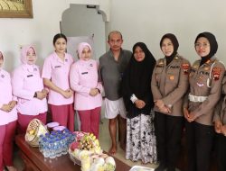 Ketua Bhayangkari Cabang Rembang Bersama Kabag SDM Salurkan Tali Asih Untuk Anggota Sakit
