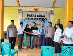 Personil Polsek Lasem Monitoring Penyaluran BLT-DD di Desa Tasiksono