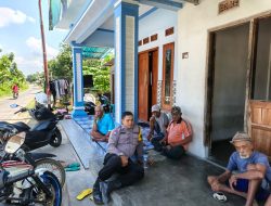 Bhabinkamtibmas Polsek Sarang Berbaur dengan Masyarakat Saat Sambang Kamtibmas di Wilayah Binaan