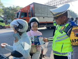 Ops Patuh Candi 2025, Satlantas Polres Rembang Sosialisasi Melalui Leaflet saat Gaktur Pagi