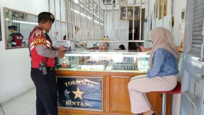 Cegah Aksi Premanisme, Unit Patroli Satsamapta Polres Rembang Patroli Dialogis Toko Emas