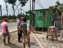 Polsek Banyumas Beri Dukungan Untuk Pos Kamling, Bangun Kebersamaan Melalui Kerja Bakti Dan Bantuan Material