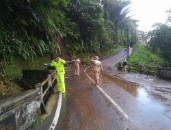 Polsek Baturraden Polresta Banyumas Cepat Tangani Longsor di Jalan Raya Kemutug Lor – Karangsalam Lor
