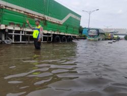 Tidak Hanya Lakukan Pengalihan Arus Lalin, Polrestabes Semarang Bantu Warga Lintasi Genangan Air Kaligawe-Genuk