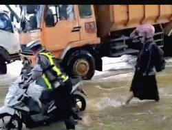 Polresta Pati Terjun Langsung Bantu Warga yang Terdampak Banjir di Jalur Pantura Batangan