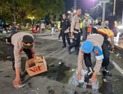 Aksi Kawal Sidang Paripurna Berakhir Tertib, Petugas Bersihkan Jalan dan Sisa Pembakaran di Depan Kantor Bupati Pati