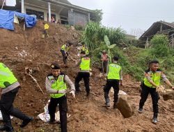 Sinergi Polres Temanggung dan Masyarakat Bersihkan Material Longsor Di Bulu, Contoh Nyata Dari Semangat Kebersamaan