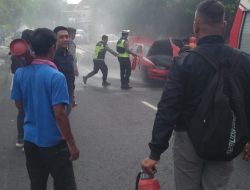 Mobil Sedan Terbakar di Depan Kantor Kejaksaan Wonogiri, Polisi Sigap Bantu Padamkan Api