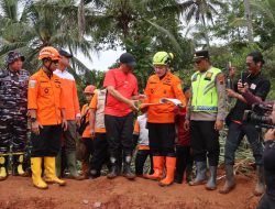 Gubernur Jawa Tengah Tinjau Lokasi Longsor Majenang, Kapolresta Cilacap Pastikan Pengamanan dan Evakuasi Berjalan Lancar