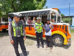 Satgas Turjawali Ops Zebra Candi 2025 Berikan Binluh Keselamatan kepada Pengemudi Kereta Kelinci di Rembang