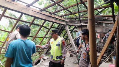 Sinergi TNI Polri Bantu Warga Bersihkan Puing Longsor