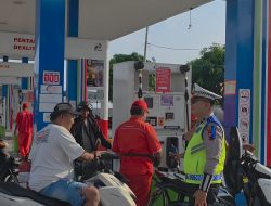 Dikmas Lantas Satlantas Rembang Sasar Pengguna Jalan di SPBU PT. PWI, Edukasi Tertib Berlalu Lintas & Taat Pajak