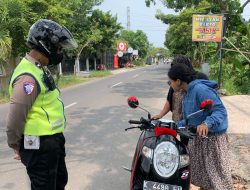 Dalam Rangka Ops Zebra 2025, Satlantas Polres Rembang Tegur Pengendara yang Tidak Lengkapi Peralatan Keselamatan