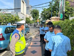 Wujudkan Kamseltibcar Lantas, Polda Jateng Tegur dan Edukasi Pengemudi Taksi Yang Parkir Sembarangan