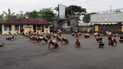 Hujan Tak Surutkan Semangat, Anggota Polres Rembang Gelar Olahraga Bersama di Mapolres