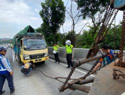 Di Tengah Hujan dan Kemacetan, Polisi Sigap Bantu Sopir Truk Mogok di Tanjakan Bukit Sari