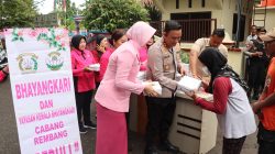 Jumat Berkah, Kapolres Rembang Bersama Ketua Bhayangkari Berbagi Kepada Sesama