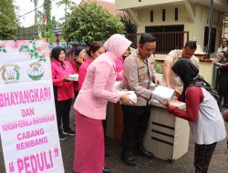 Jumat Berkah, Kapolres Rembang Bersama Ketua Bhayangkari Berbagi Kepada Sesama