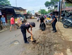 Ratusan Personel Brimob Polda Jateng Serentak Korvey Massal Bersihkan Waduk dan Pasar