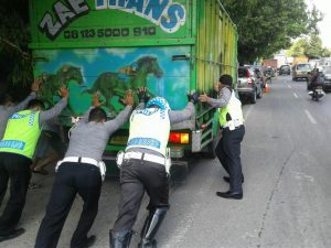 Sat Lantas Polres Rembang  Kompak Bantu Dorong Truck Mogok