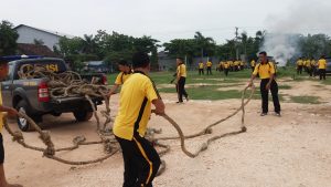 Anggota  Polres Rembang  Melaksanakan  Kurve di Lingkungan Polres