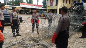 Anggota Sat Sabhara Polres Rembang Latihan Penggunaan Security Barrier