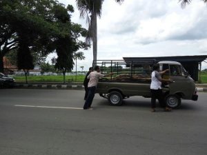 Polisi Rembang Berpakaian Preman Bantu Dorong Mobil Mogok