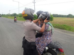 2 Polisi Muda Polres Rembang Bantu Mbah Fatmi Pulang Ke Rumahnya dengan Kendaraan Dinas Patroli
