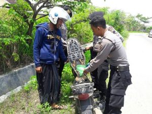 Polisi di Rembang Belikan 1 Botol Pertalite Ketika Mengetahui Ada Motor Warga Mogok