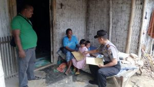 Kakak Beradik Anak Yatim Piatu di Desa Mojorembun Dapat Santunan dari Kapolsek Kaliori Polres Rembang